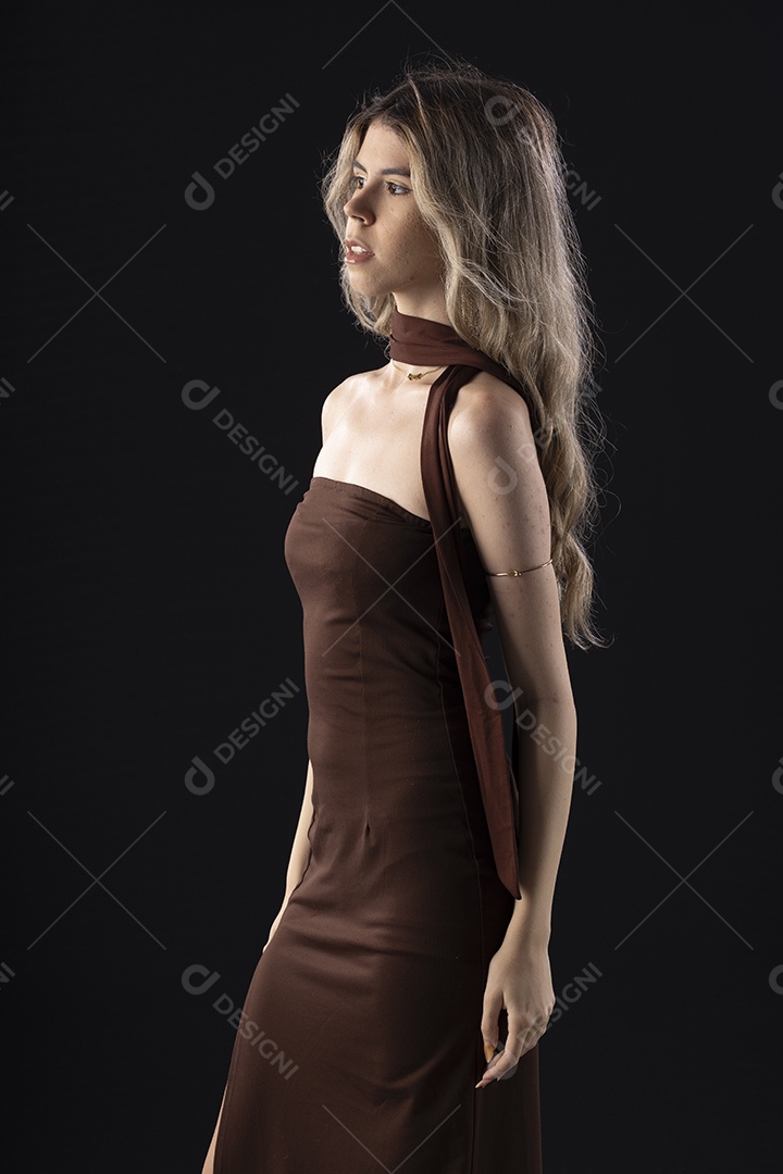 Jovem loira usando um vestido luxuoso em um fundo preto