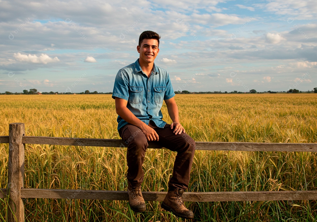 Homem jovem trabalhador trabalhando em uma fazenda