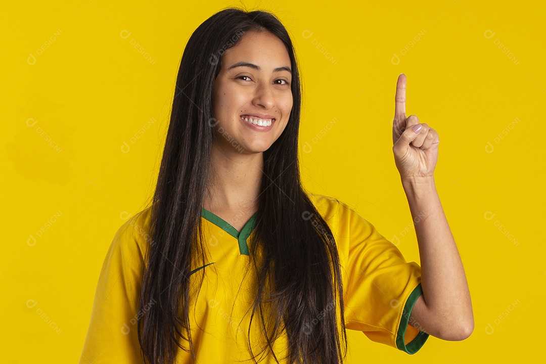 Jovem mulher vestindo blusa e saia em foto de estúdio com fundo infinito