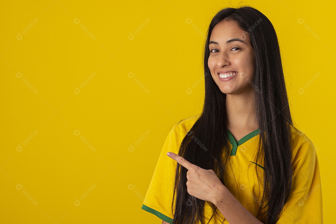 Jovem vestindo uma camisa amarela de time de futebol com várias expressões faciais