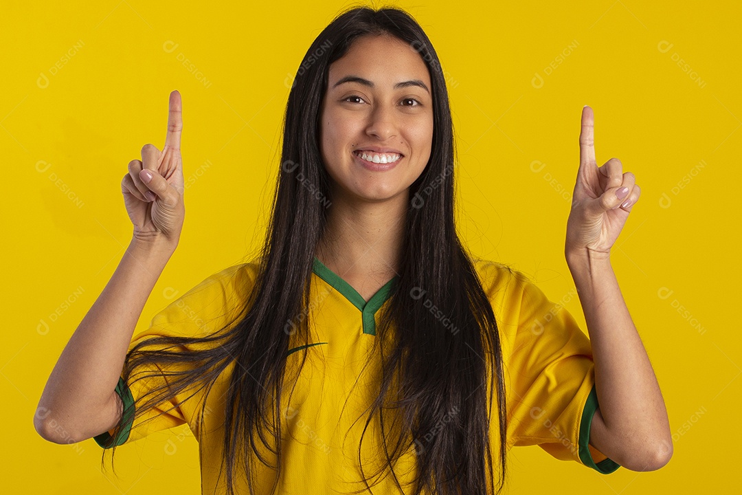 Jovem mulher vestindo blusa e saia em foto de estúdio com fundo infinito