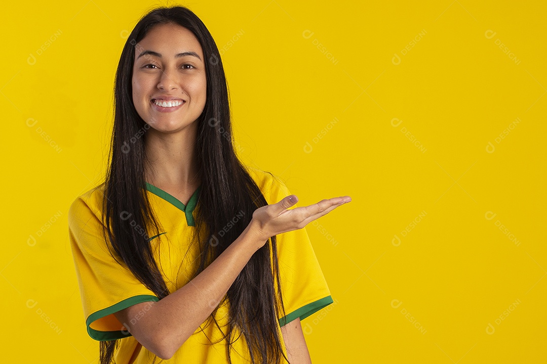 Jovem vestindo uma camisa amarela de time de futebol com várias expressões faciais