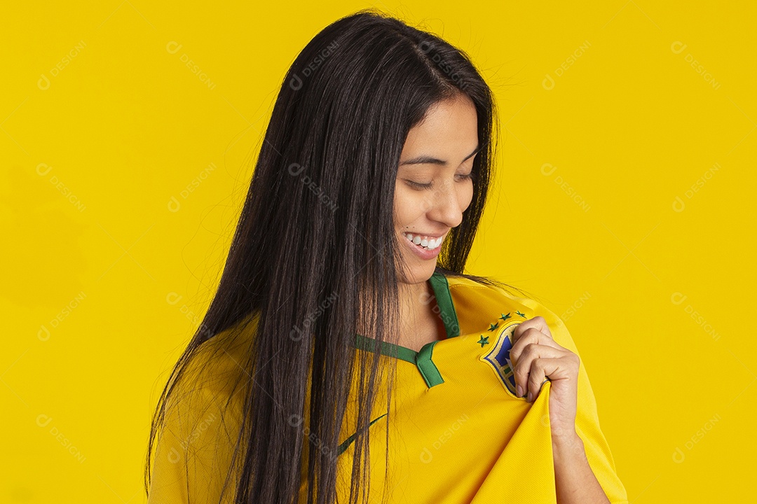 Jovem mulher vestindo blusa e saia em foto de estúdio com fundo infinito