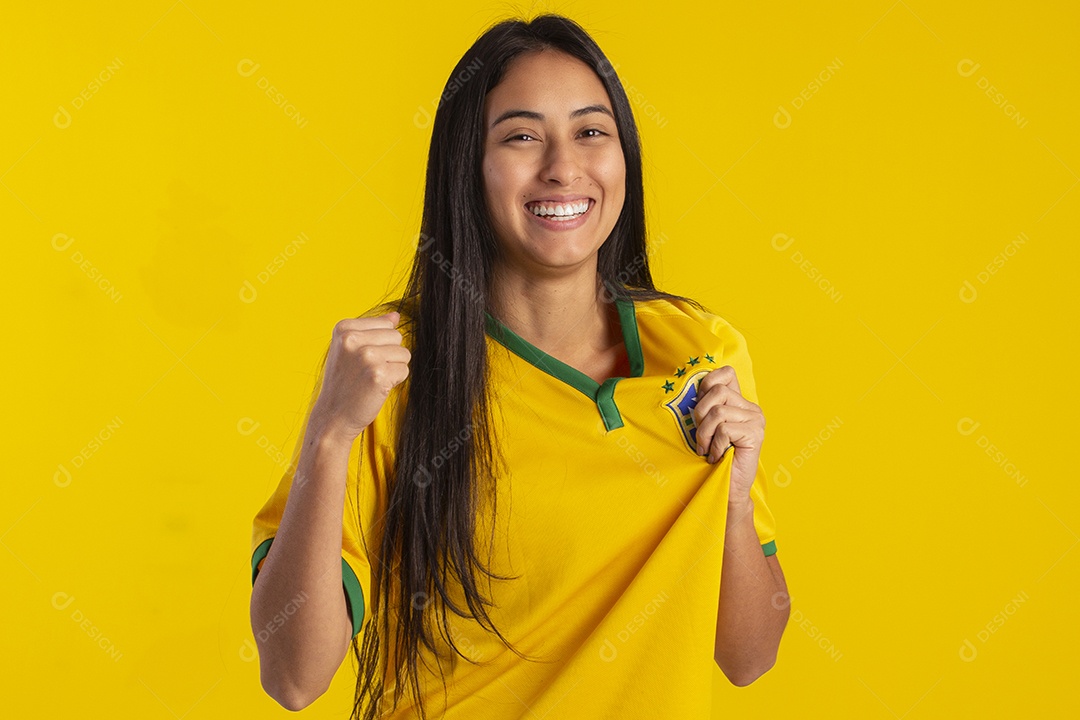 Jovem vestindo uma camisa amarela de time de futebol com várias expressões faciais