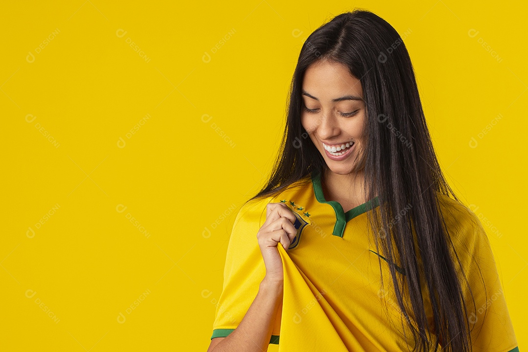 Jovem vestindo uma camisa amarela de time de futebol com várias expressões faciais
