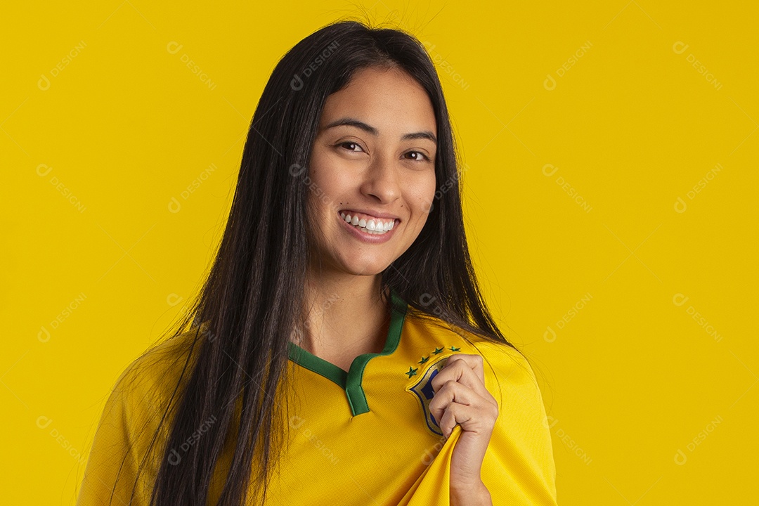 Jovem vestindo uma camisa amarela de time de futebol com várias expressões faciais