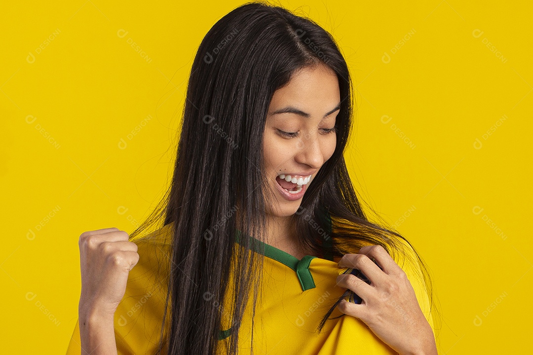 Jovem vestindo uma camisa amarela de time de futebol com várias expressões faciais