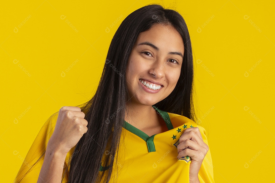 Jovem vestindo uma camisa amarela de time de futebol com várias expressões faciais