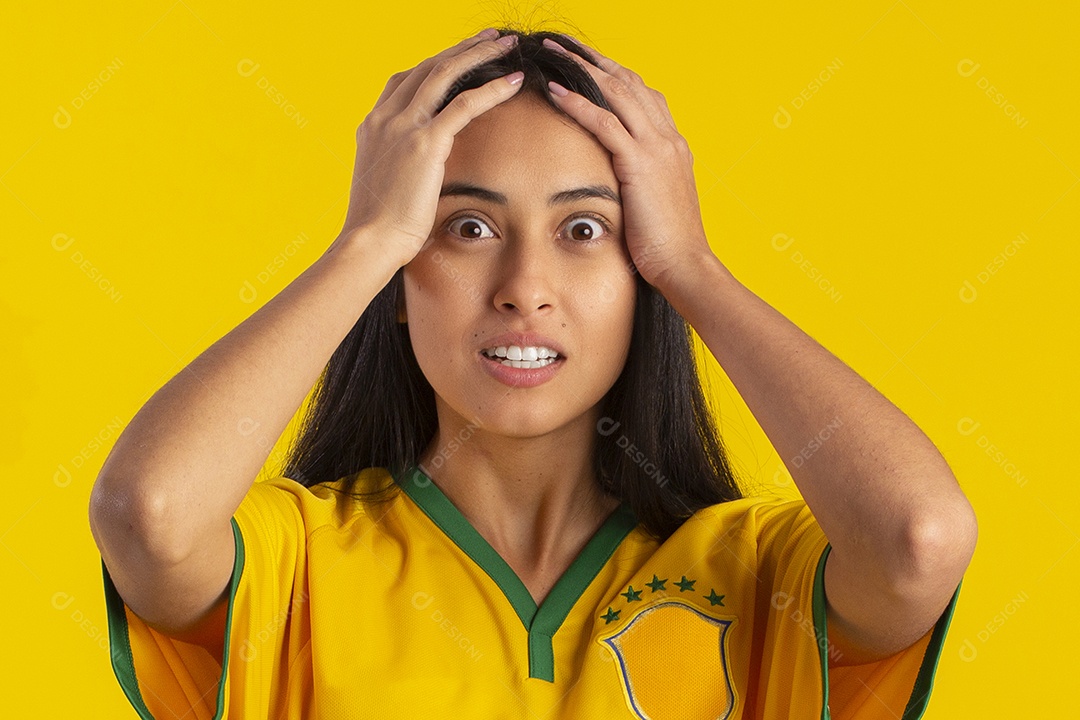 Jovem vestindo uma camisa amarela de time de futebol com várias expressões faciais