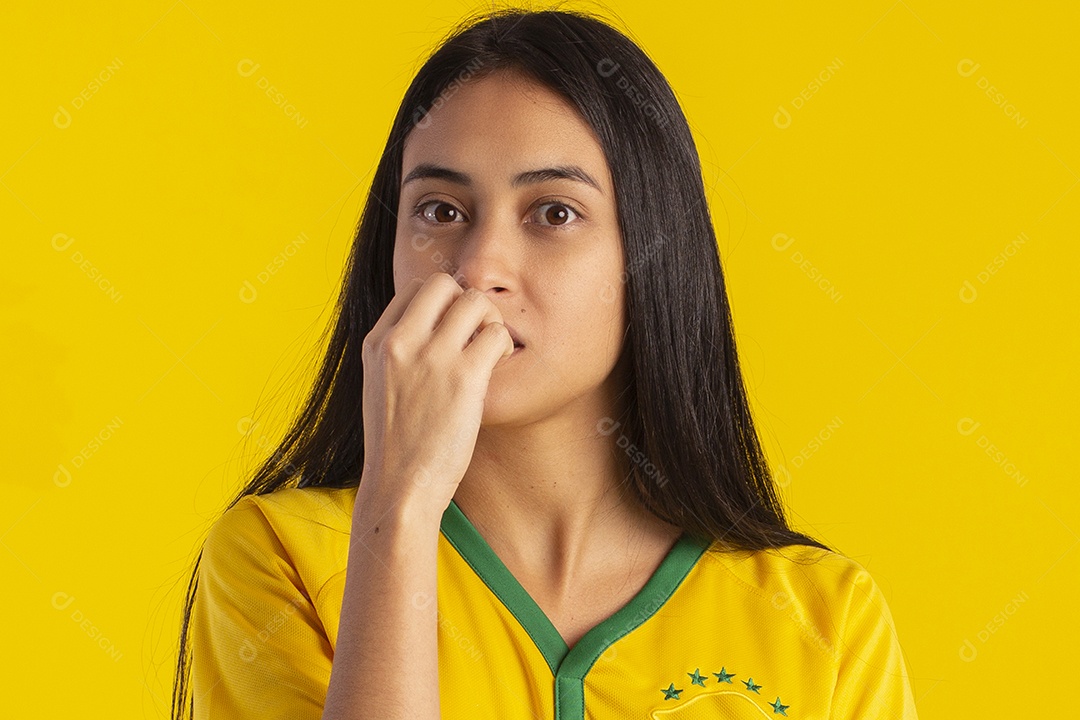 Jovem vestindo uma camisa amarela de time de futebol com várias expressões faciais