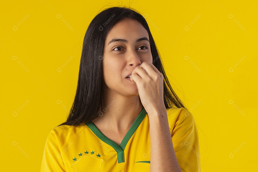 Jovem vestindo uma camisa amarela de time de futebol com várias expressões faciais