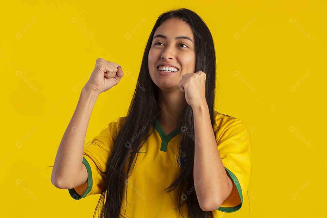 Jovem vestindo uma camisa amarela de time de futebol com várias expressões faciais
