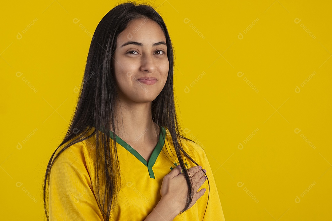 Jovem vestindo uma camisa amarela de time de futebol com várias expressões faciais
