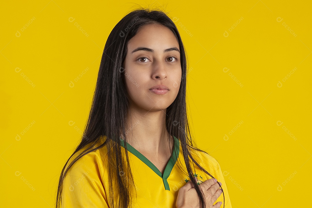 Jovem vestindo uma camisa amarela de time de futebol com várias expressões faciais