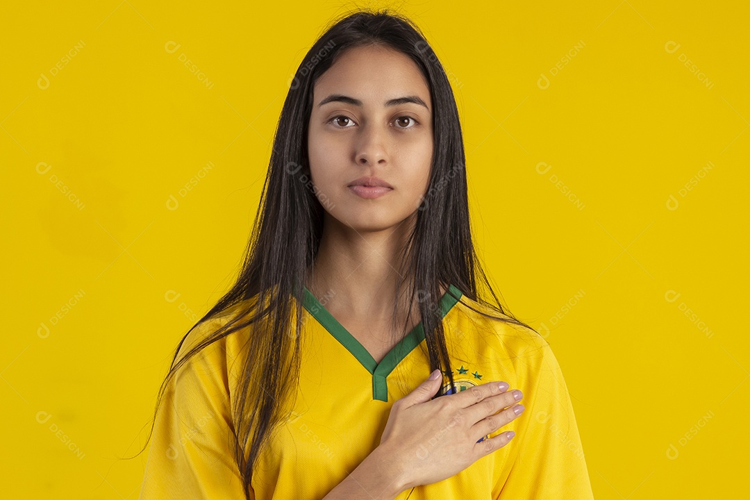 Jovem vestindo uma camisa amarela de time de futebol com várias expressões faciais