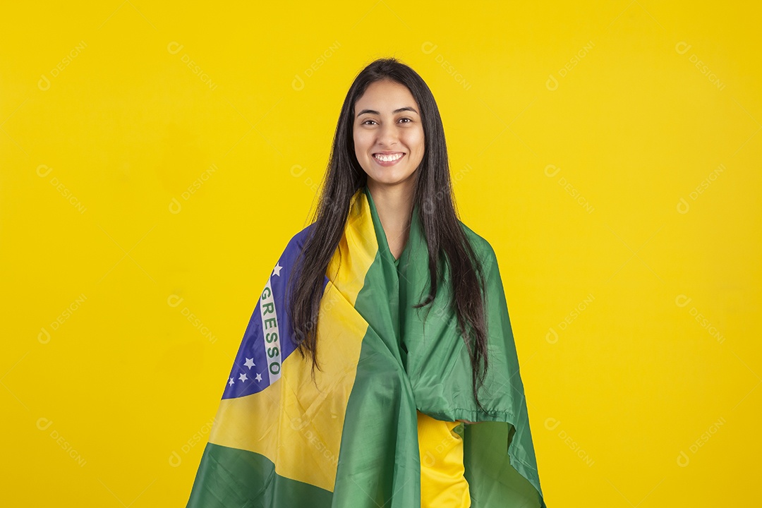 Jovem vestindo uma camisa amarela de time de futebol com várias expressões faciais