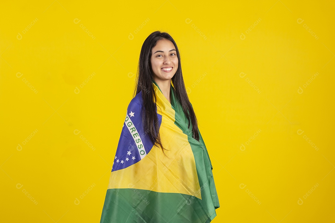 Jovem vestindo uma camisa amarela de time de futebol com várias expressões faciais