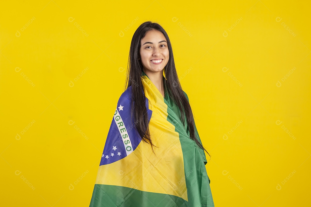 Jovem vestindo uma camisa amarela de time de futebol com várias expressões faciais
