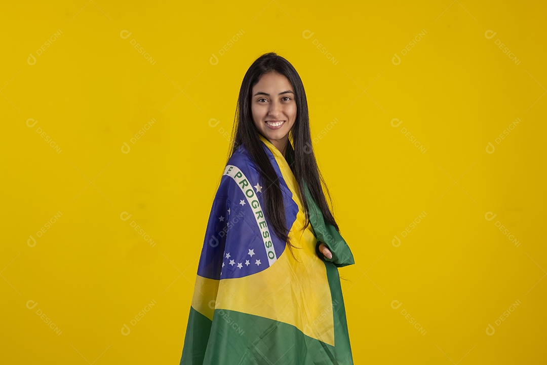 Jovem vestindo uma camisa amarela de time de futebol com várias expressões faciais
