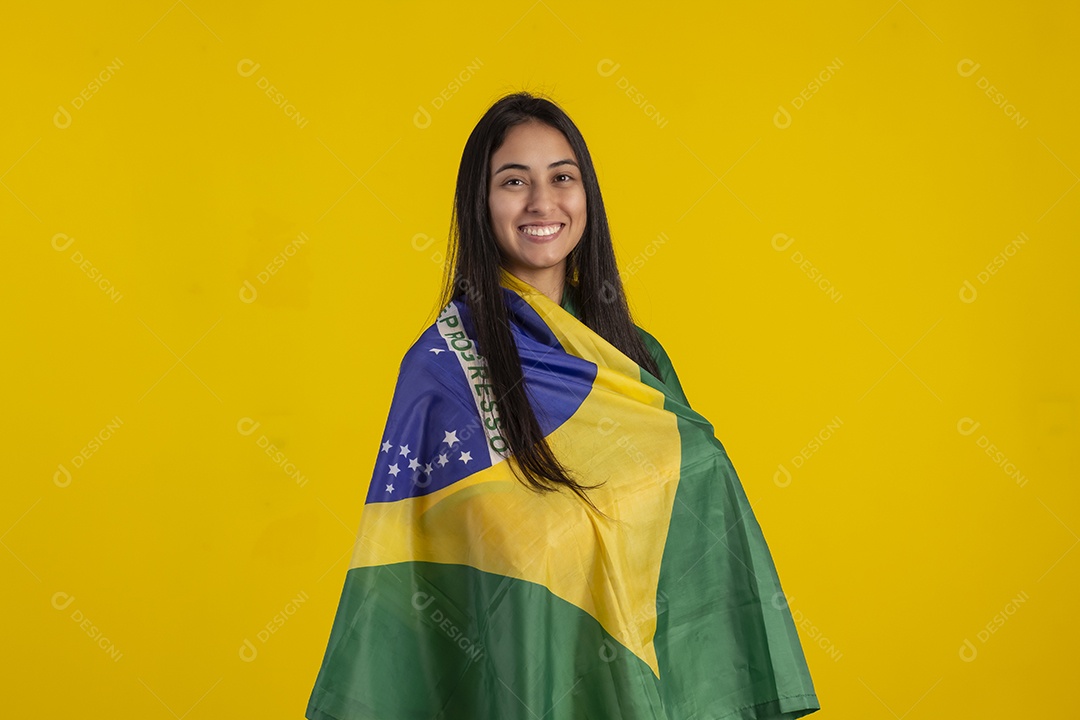 Jovem vestindo uma camisa amarela de time de futebol com várias expressões faciais