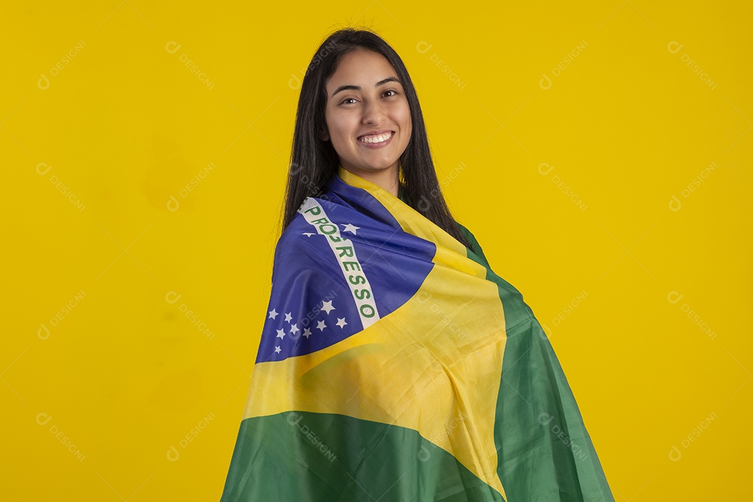 Jovem vestindo uma camisa amarela de time de futebol com várias expressões faciais