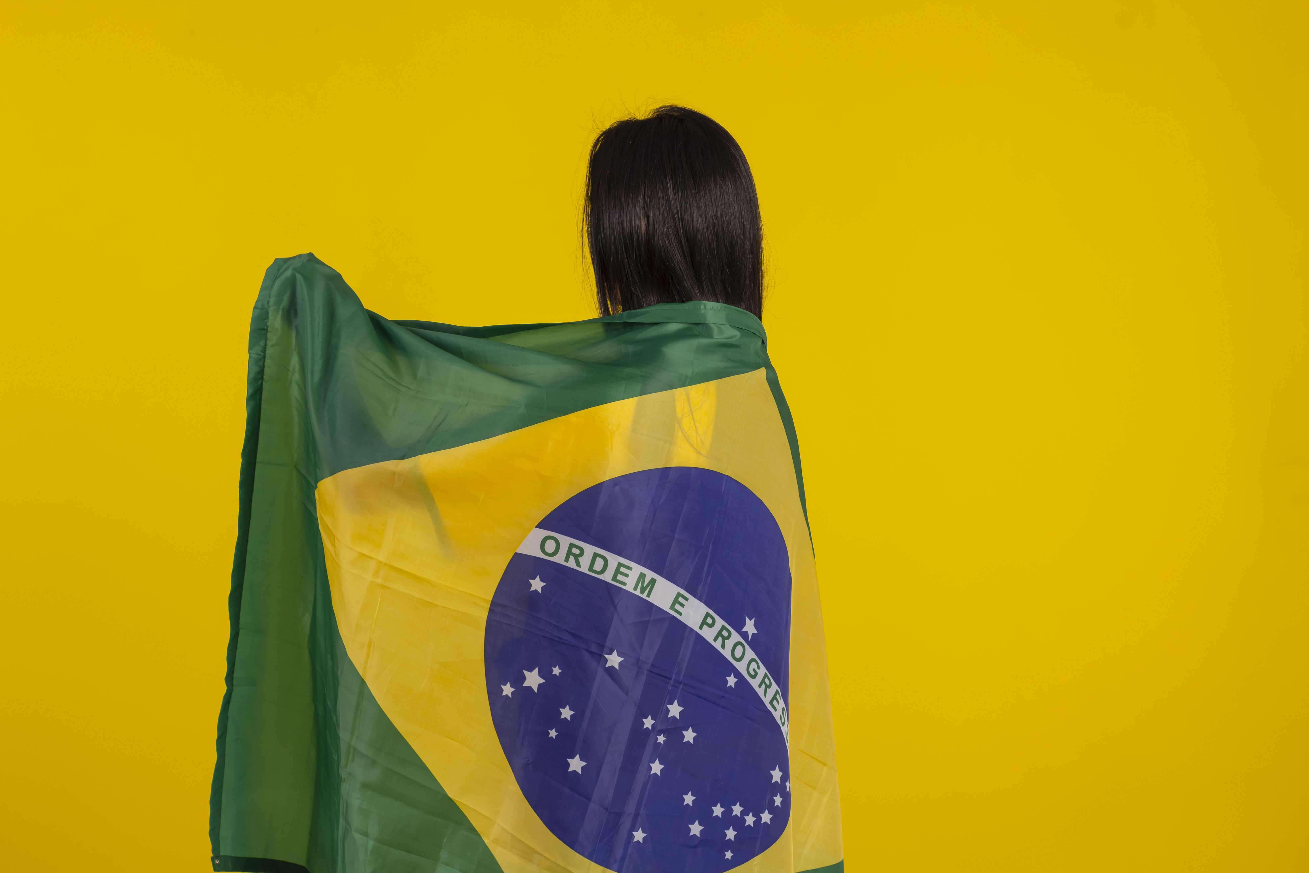 Jovem vestindo uma camisa amarela de time de futebol com várias expressões faciais