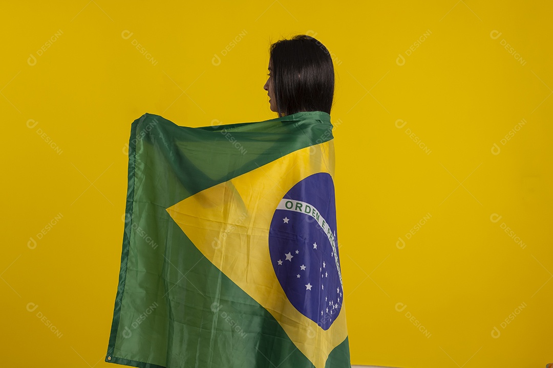 Jovem vestindo uma camisa amarela de time de futebol com várias expressões faciais