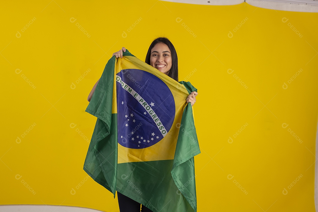 Jovem vestindo uma camisa amarela de time de futebol com várias expressões faciais