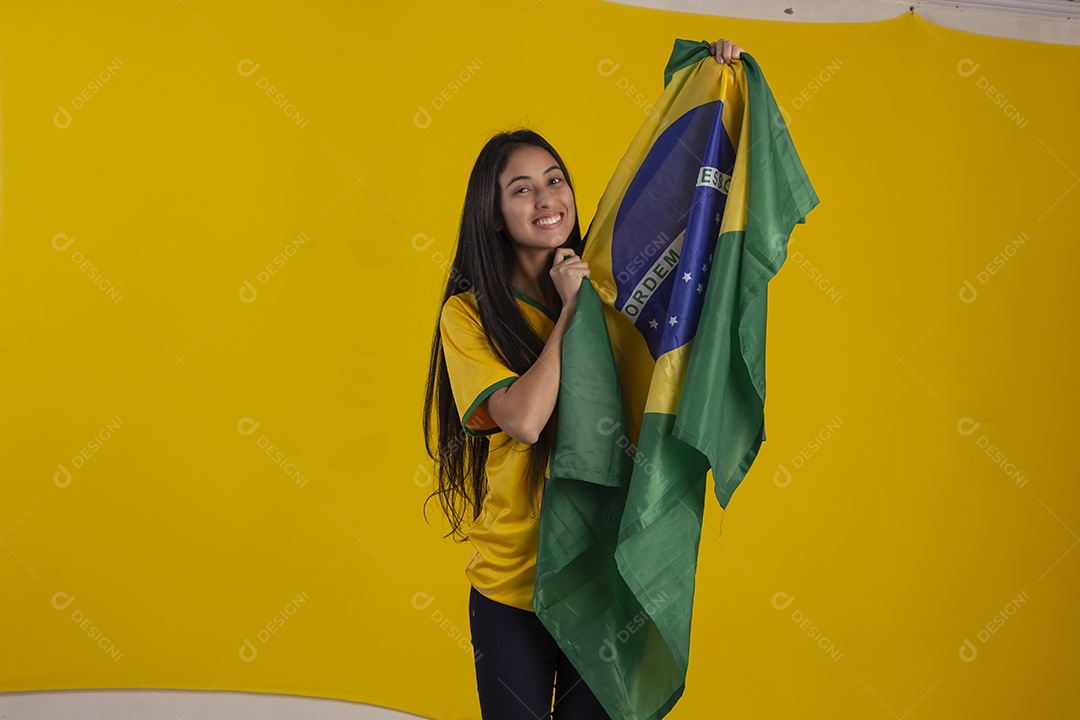 Jovem vestindo uma camisa amarela de time de futebol com várias expressões faciais