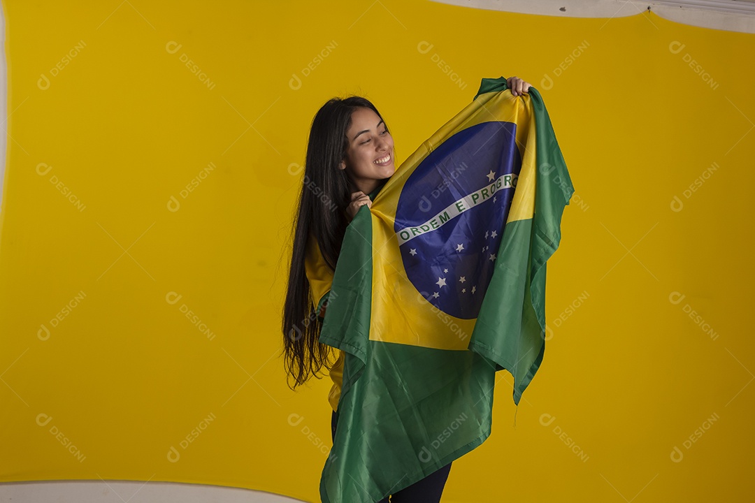 Jovem vestindo uma camisa amarela de time de futebol com várias expressões faciais