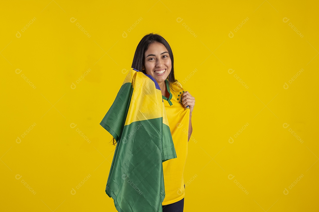Jovem vestindo uma camisa amarela de time de futebol com várias expressões faciais