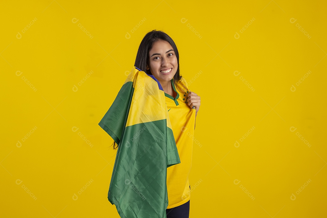 Jovem vestindo uma camisa amarela de time de futebol com várias expressões faciais
