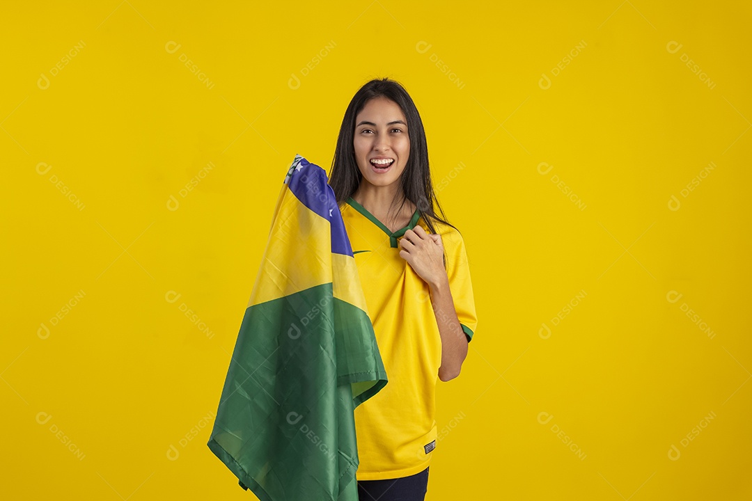 Jovem vestindo uma camisa amarela de time de futebol com várias expressões faciais