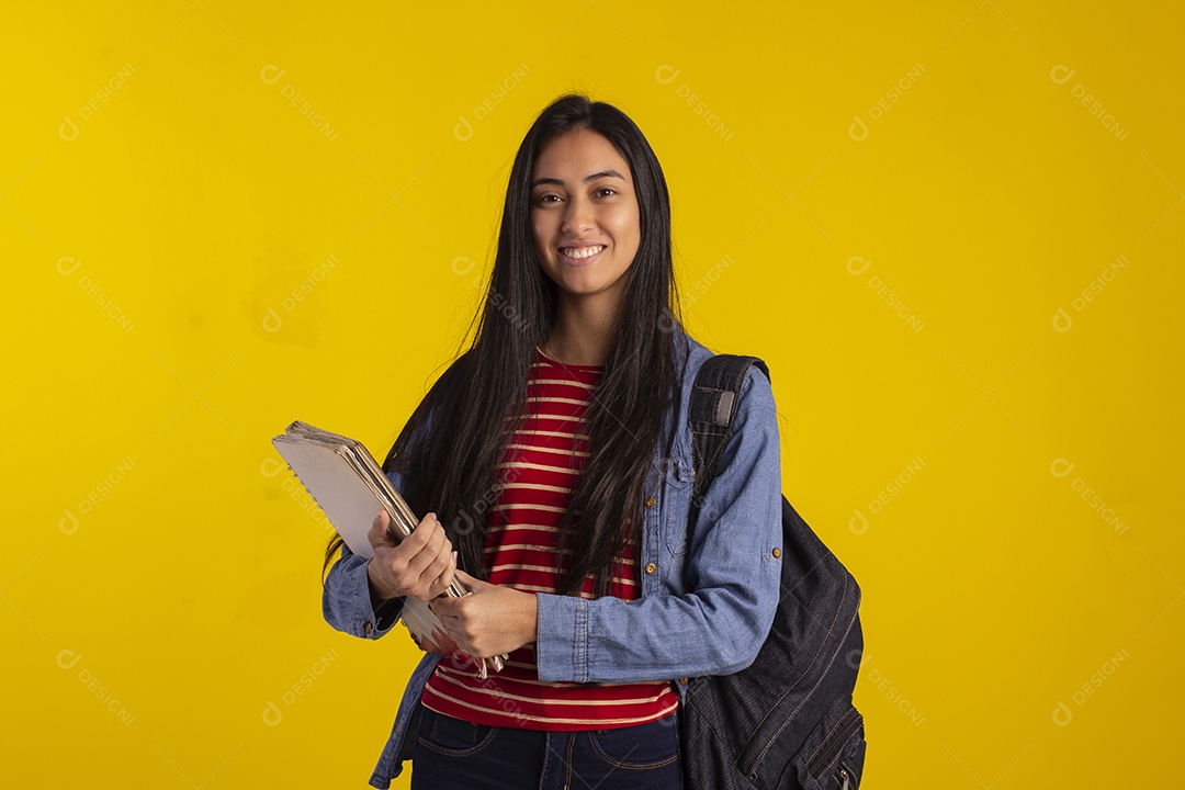 Jovem estudante com livros nas mãos