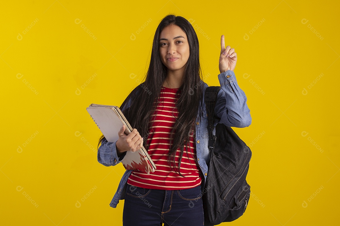 Jovem estudante com livros nas mãos
