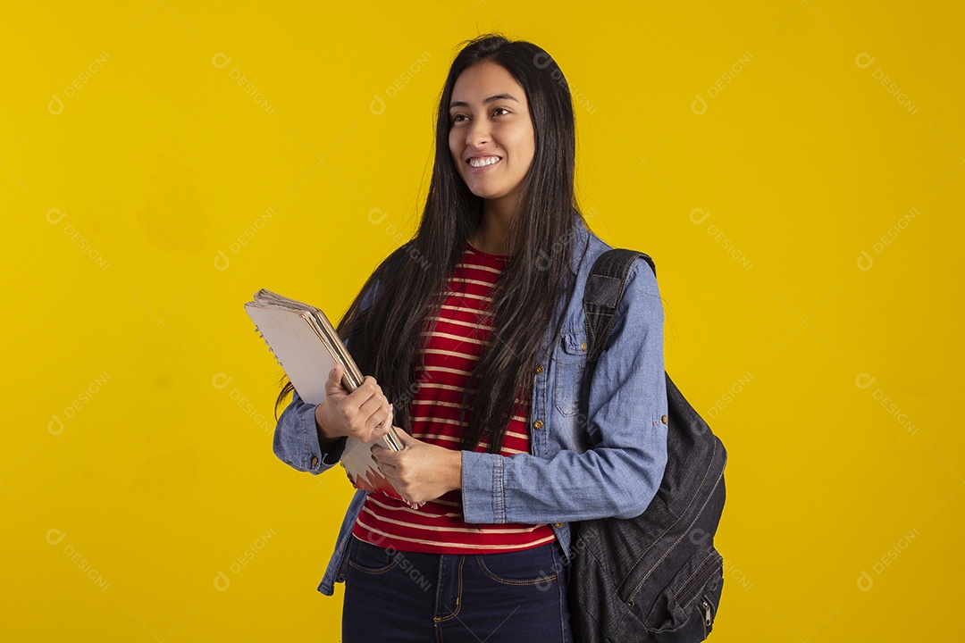 Jovem estudante com livros nas mãos
