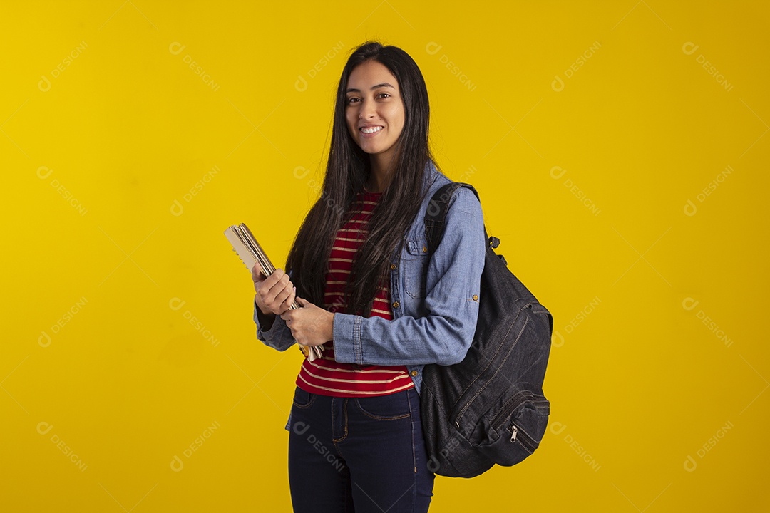Jovem estudante com livros nas mãos e mochila