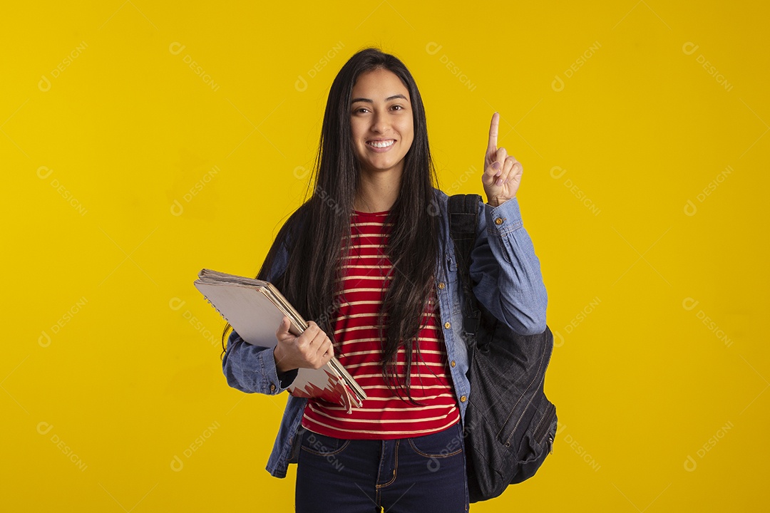 Jovem estudante com livros nas mãos