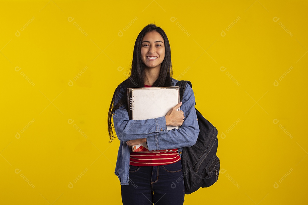 Jovem estudante com livros nas mãos