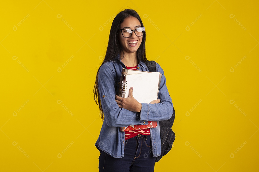 Jovem estudante com livros nas mãos