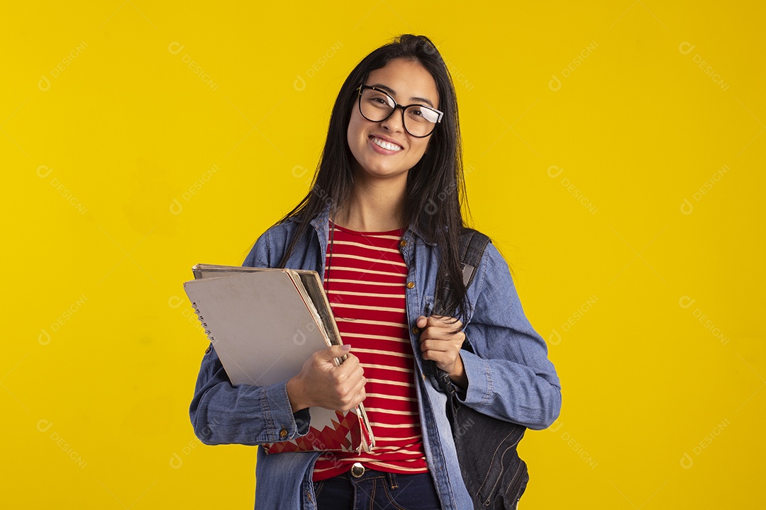 Jovem bonita em fotografia de estúdio para publicidade