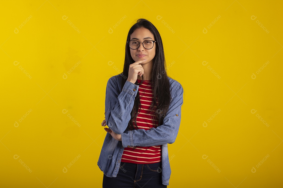 Jovem bonita em fotografia de estúdio para publicidade