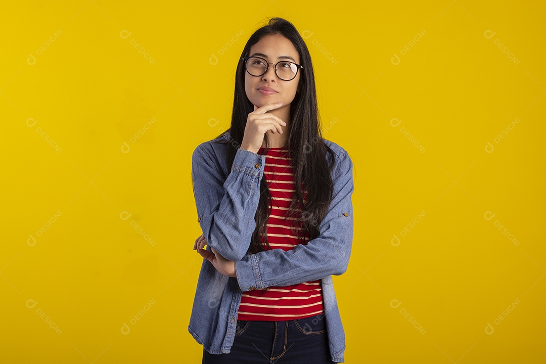 Jovem bonita em fotografia de estúdio para publicidade