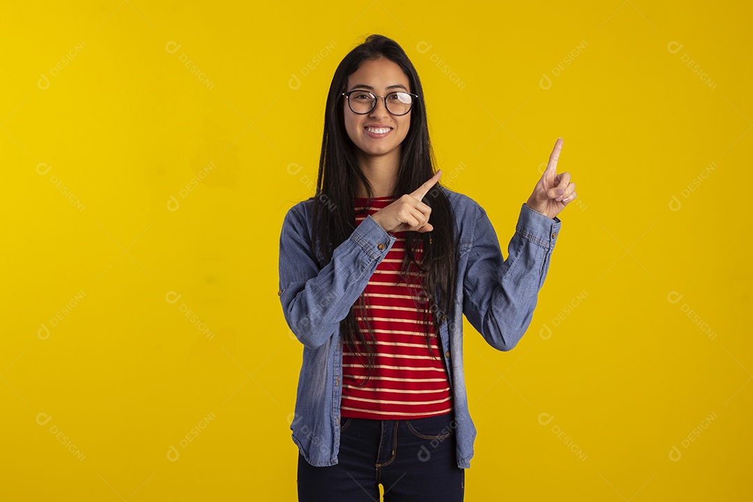 Jovem bonita em fotografia de estúdio para publicidade