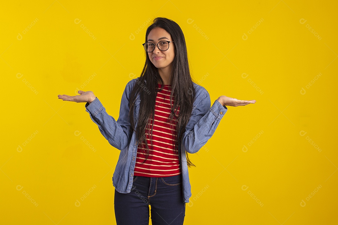 Jovem bonita em fotografia de estúdio para publicidade