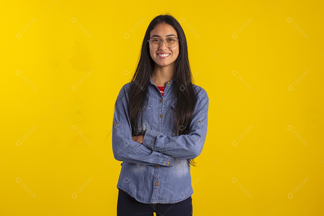 Jovem estudante com livros e celular na mão