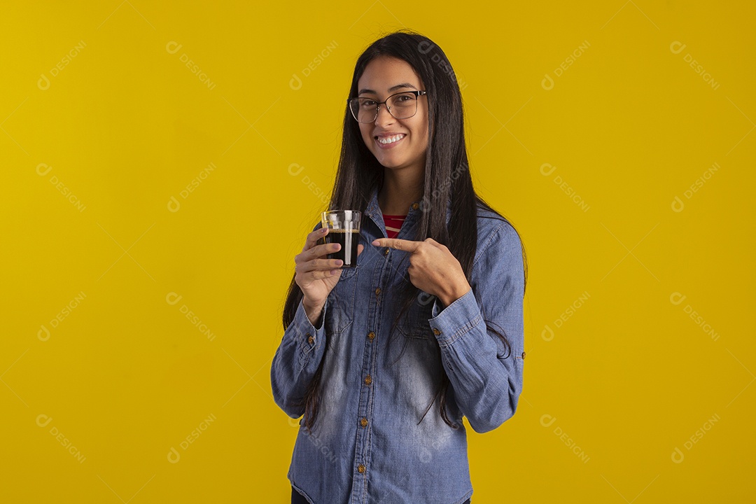 Mulher jovem bonita em fotografia e com um copo de café