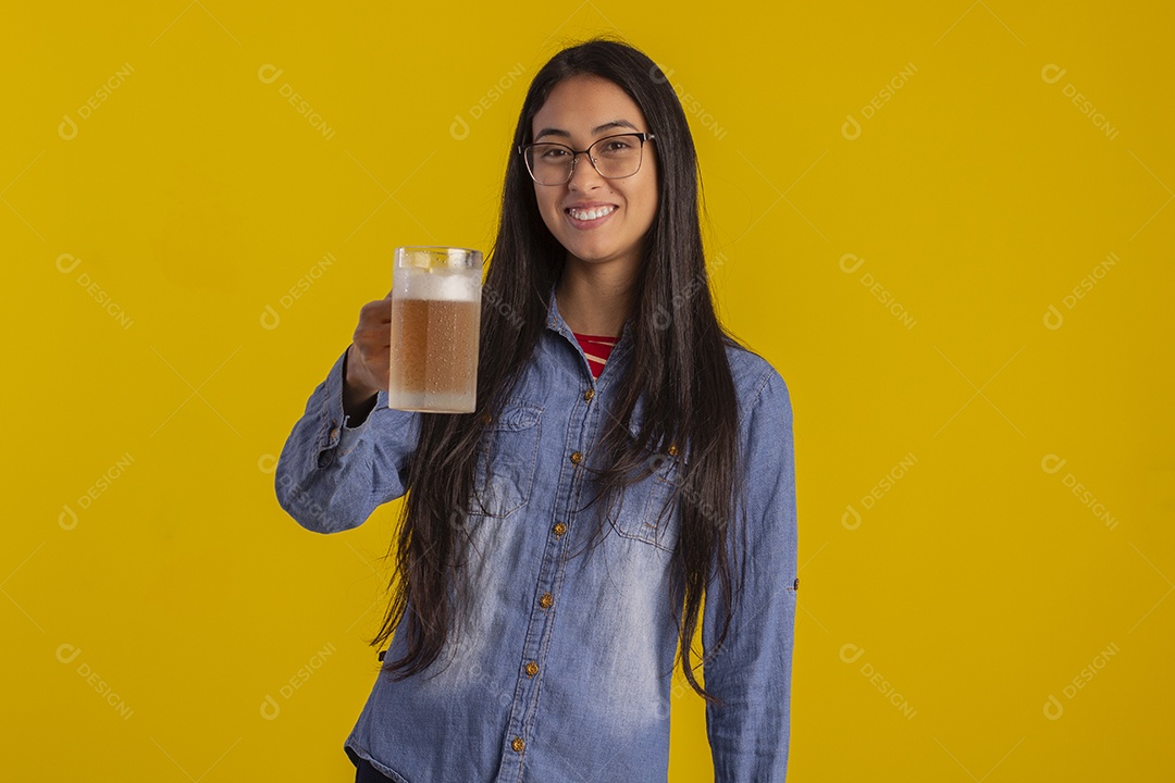 Mulher jovem bonita em fotografia e com uma caneca de cerveja
