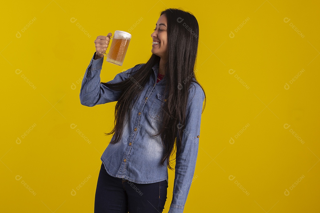 Mulher jovem bonita em fotografia de estudio para marketing  e com uma caneca de cerveja