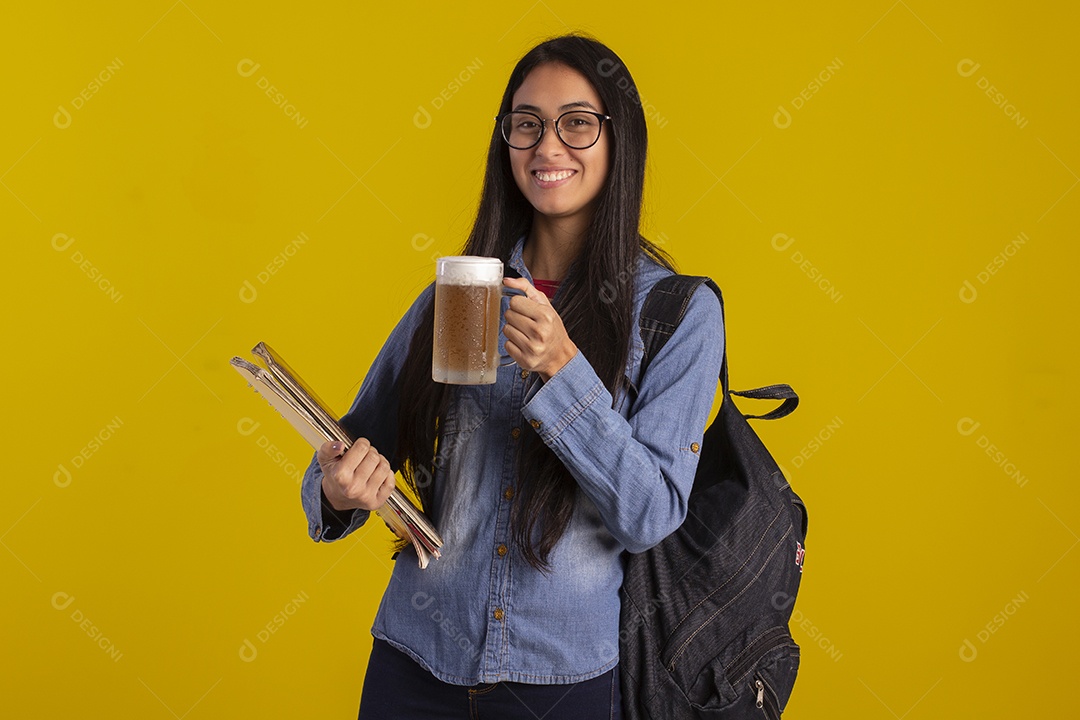 Bonita jovem estudante usando óculos e com caderno mochila e uma taca de cerveja